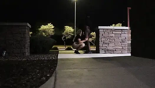 Tombul iri güzel evli kadın soyunuyor ve o götü herkesin içinde geri atıyor! Badblondiemonroe