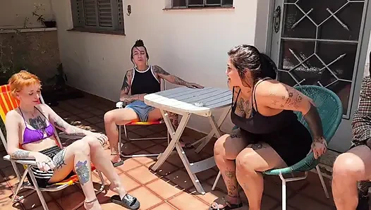 Chubby Rief Ihre Freunde Für Einen Nachmittag Mit Drinks Und Sex an, Und Ihr Invalider Ehemann Sah Alles an, Ohne Zu Reagieren