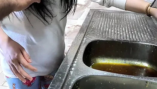 Pria Saudi ngentot pembantu arab di dapur