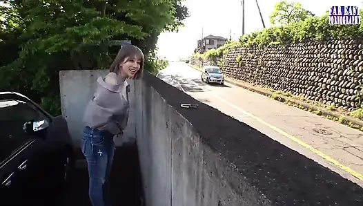 Stream Journey als schlanke Schönheit meistert den nervenkitzel des stehens im freien teil.2