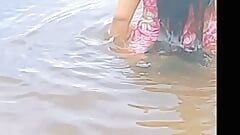 Une villageoise sri-lankaise se baigne