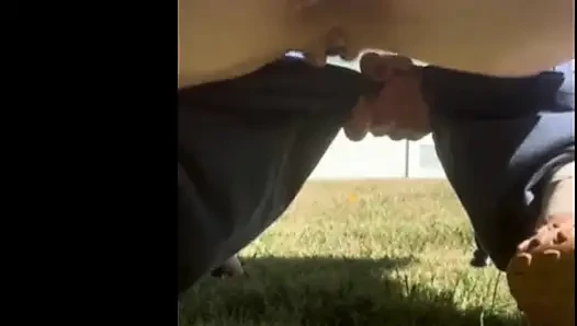 Pertunjukan Tante Seksi Lagi Asik Kencing