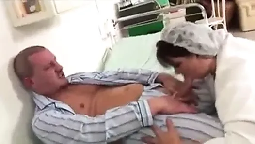 Толстую медсестру трахнули в анал