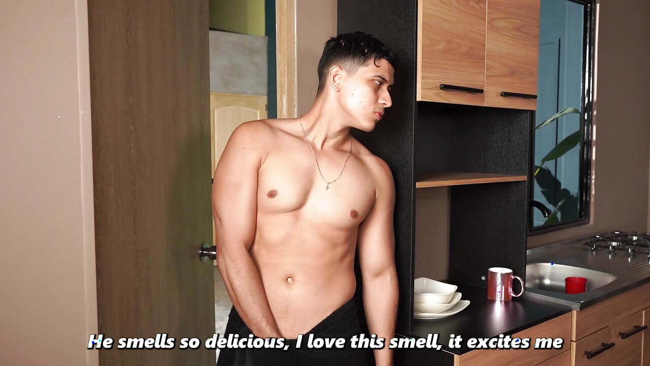 Üvey oğul büyük götlü üvey annesini mastürbasyon yaparken buluyor ve ona yarağını ödünç vermeye karar veriyor.