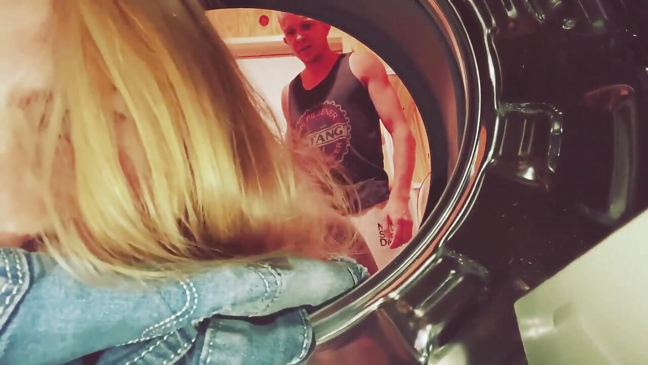 الجميلة عالقة في الغسالة وتتناك بقوة مع قذف داخلي