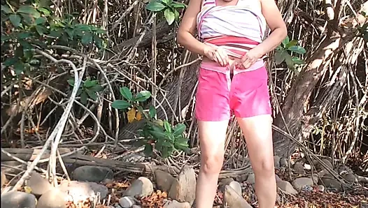 SEXY REIFE EHEFRAU MIT EINER HÜBSCHEN MUSCHI WIRD BEIM PINKELN AM STRAND ERWISCHT