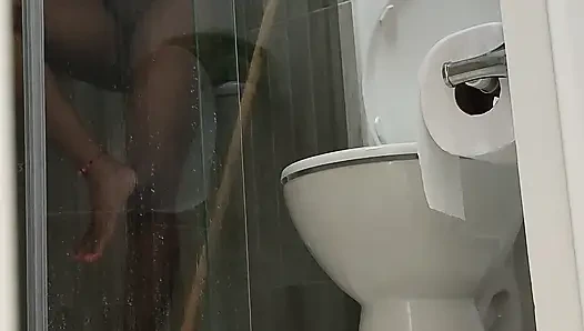 Брюнетку застукали за мастурбацией в душе