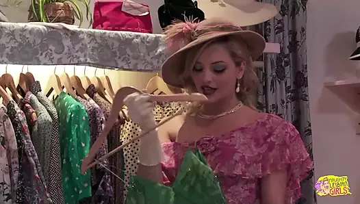 A loja de roupas fica fumegante uma vez que o trio de loiras desejando seduzir a lésbica morena balconista