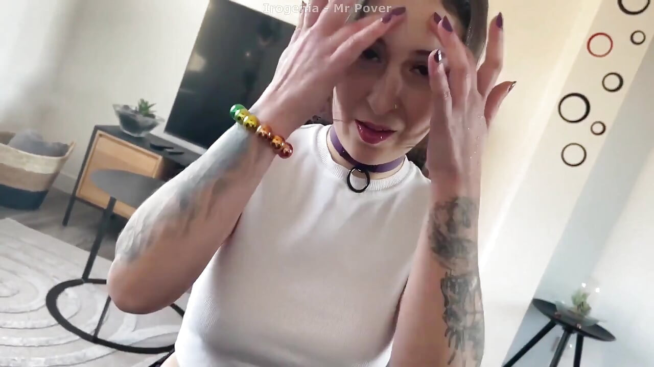 Η λευκή Egirl Kawai ρουφάει ένα μεγάλο μαύρο πούτσο