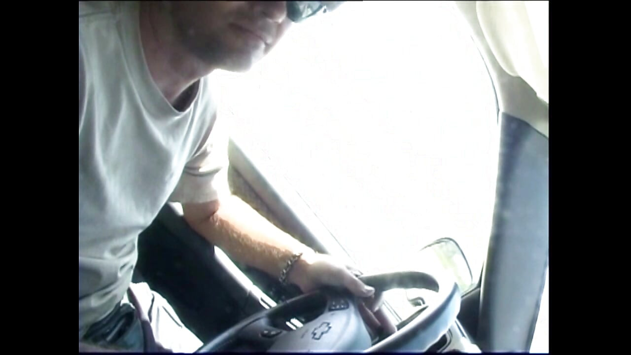 Cette Salope Brune Est Tellement Sexy Et Excitée!