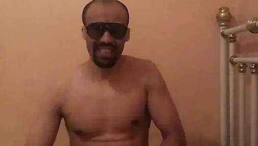 Seni sonuna kadar izlemeye devam edecek cazibe ve azdırma ile dolu samimi bir an