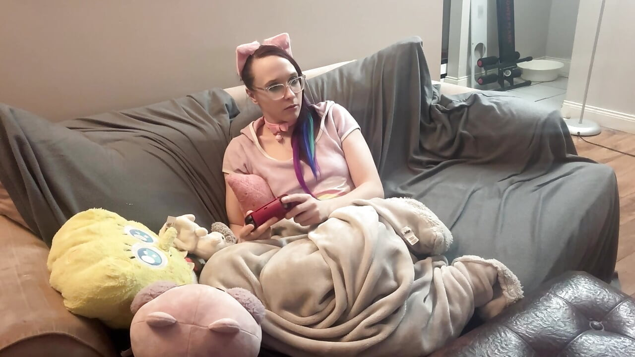 Free Use Gamer girl gets creampie from stepdaddy