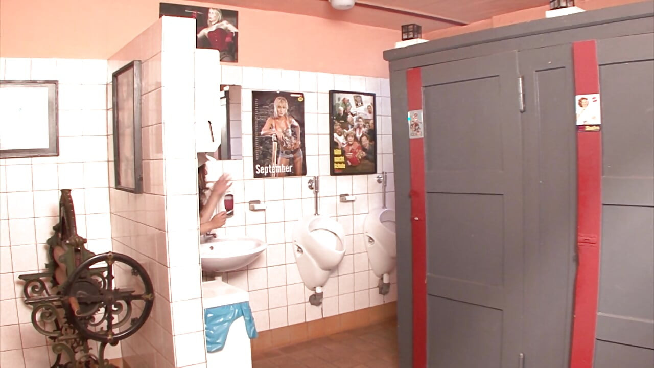 Уборщица трахается на работе