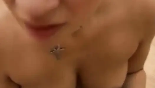 Büyük yaraklı adam sevimli kısa saçlı güzel bir fahişe tarafından sikini emdiriyor