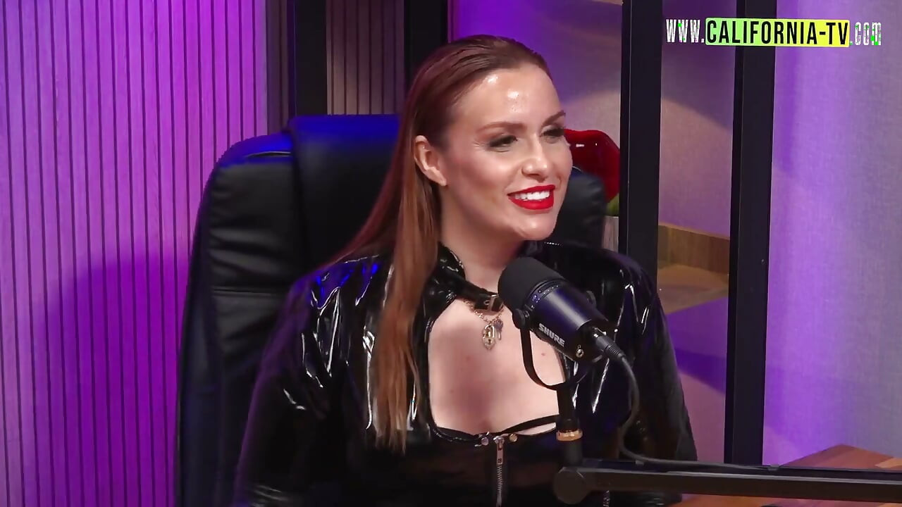 Zgodna crvenokosa dominatrix Maisa Pravo i BDSM kultura