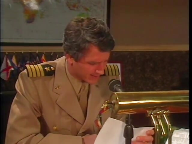 Blonda nymfer ger stor show för armékille