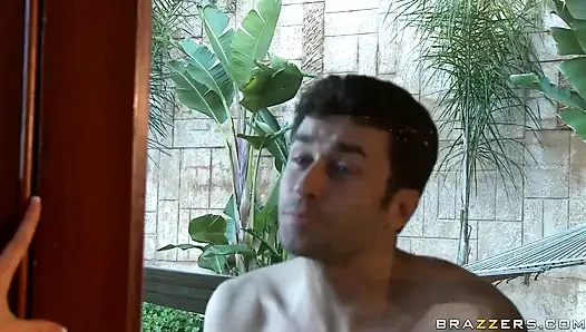 Gençler büyük seviyor - Kiara odasında sıkılıyor ve yan kapıdan gelen kargaşayı duyuyor