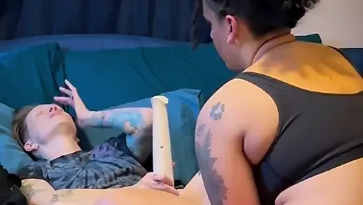 Orgazmdan sonra orgazm, azgın evli kadının parmaklarına yüksek sesle boşalıyor - gerçek lezbiyen seks