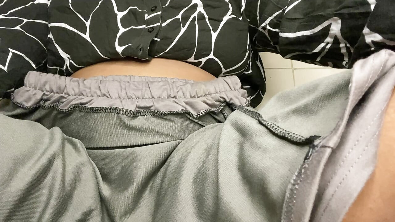 Hintli kız amcığını parmaklıyor ve göğüslerini gösteriyor ve basıyor