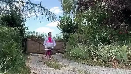 Küçük leopar elbisesi ile bahçıvan kıyafeti içinde
