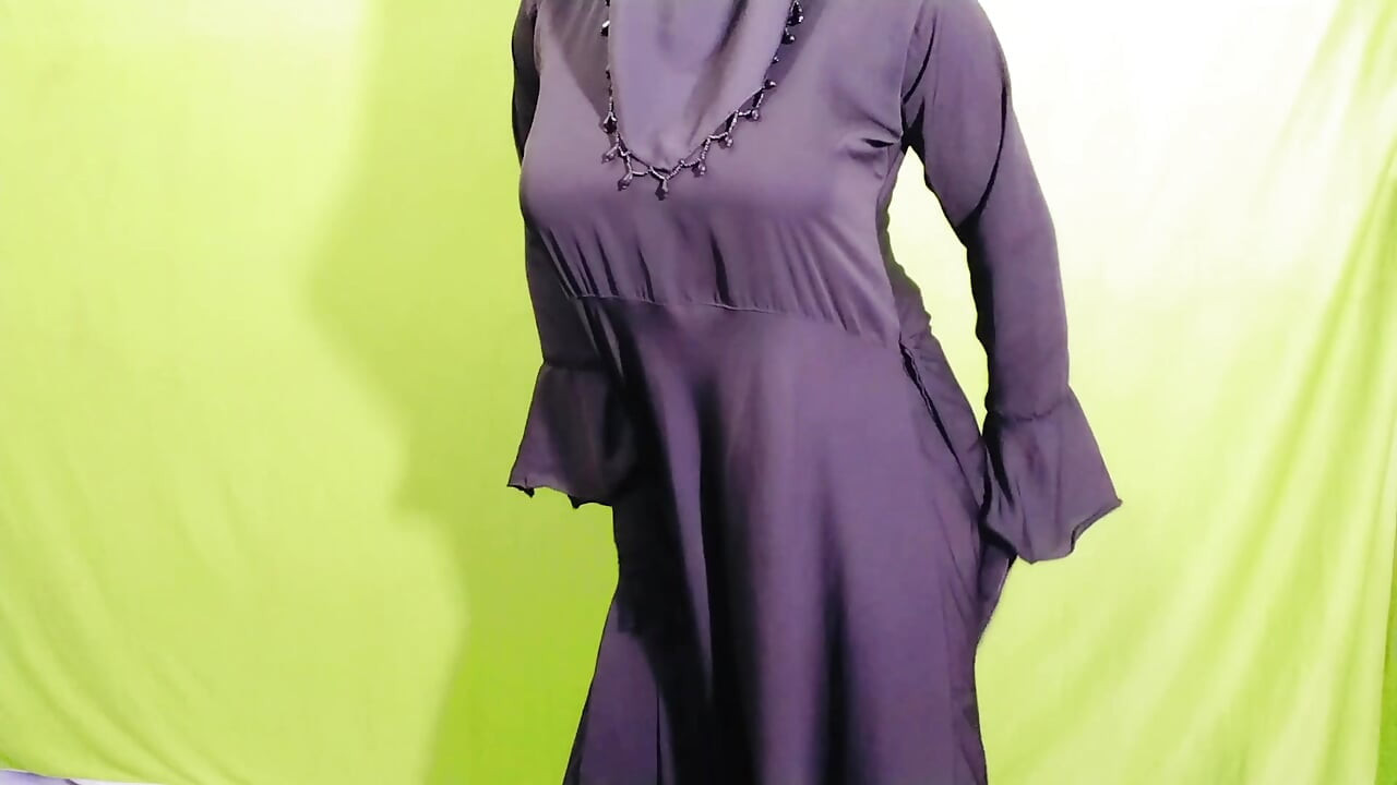 Indian Milky Aunty with Her Kiss Romantic on Bed by