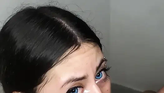 Göğüslerime boşalana kadar ona harika bir sakso çekiyorum - amatör sakso ve boşalma