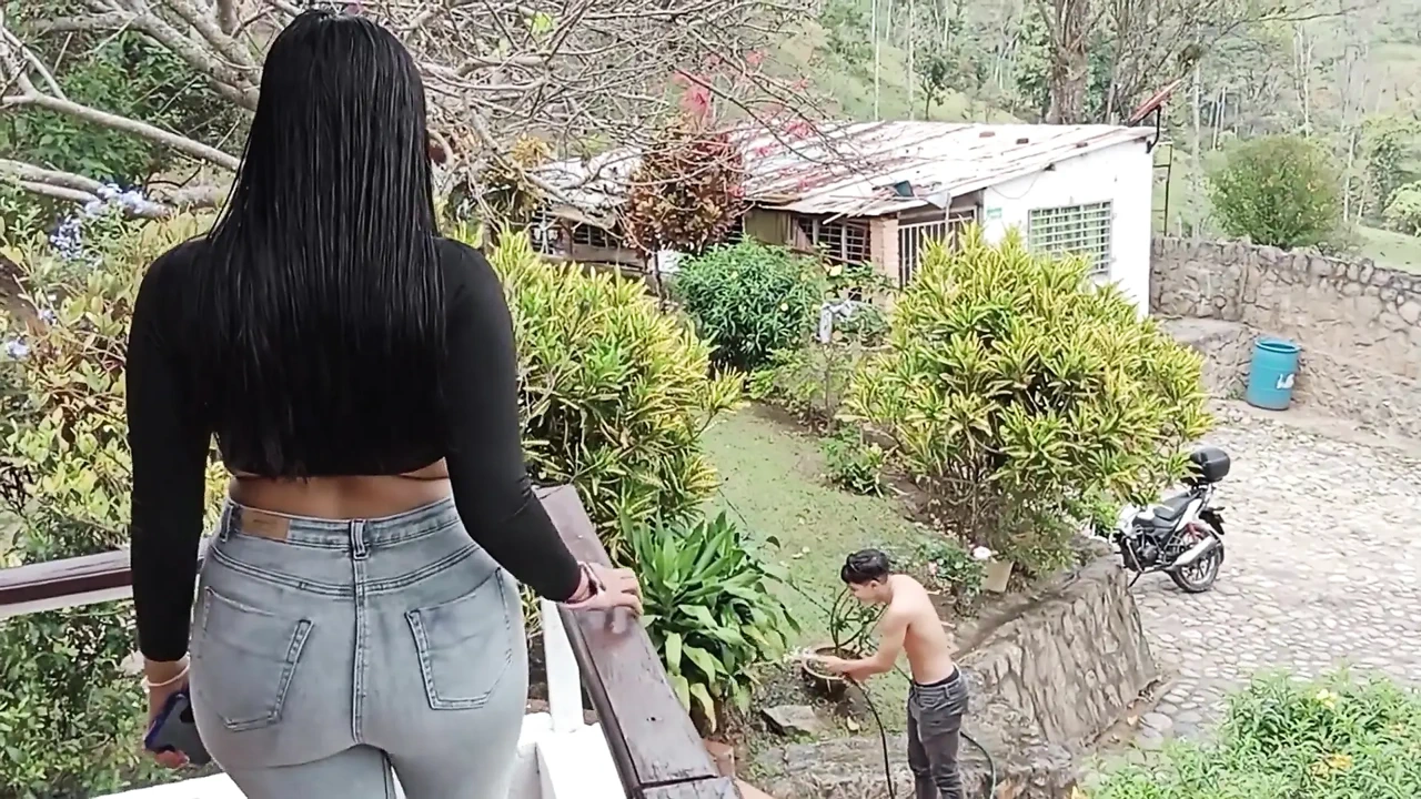 我操园丁，直到我吞下他的精液 - 西班牙语色情