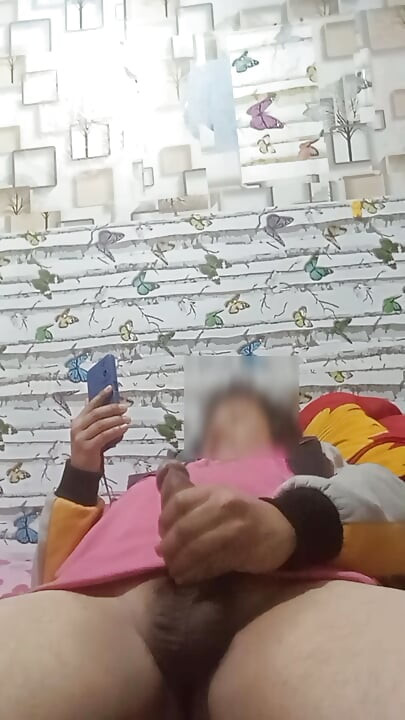 Tu mejor amiga a la que le encanta masturbarse mientras mira audaz.