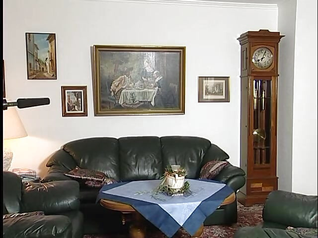 Zrela crvenokosa devojka puši kurac u pov