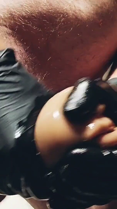 Papá se coge fuerte a su fleshlight hasta largar una corrida enorme | Clip 1