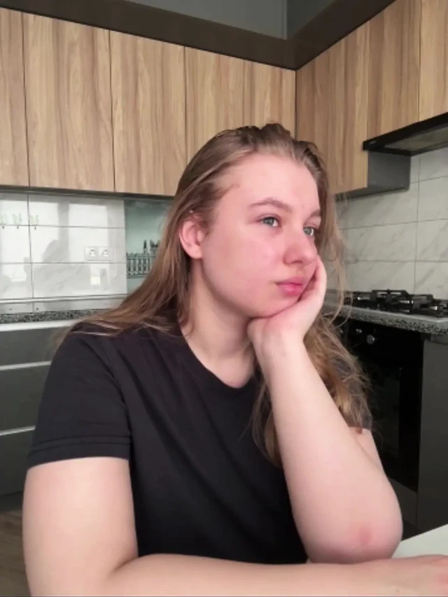 Jucielussie morning masturbating on the kitchen