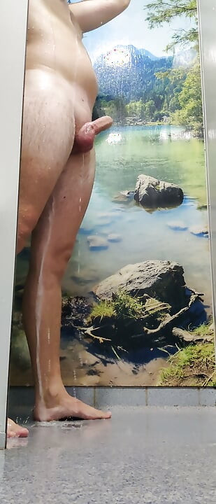 KONTOL KERAS di bawah shower dan pembersihan menyeluruh