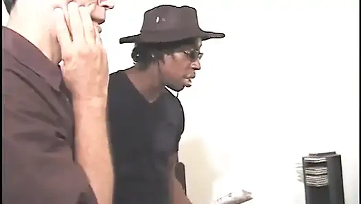 Pelacur kulit hitam punya cukup daging untuk dientot habis-habisan di gangbang berat ini