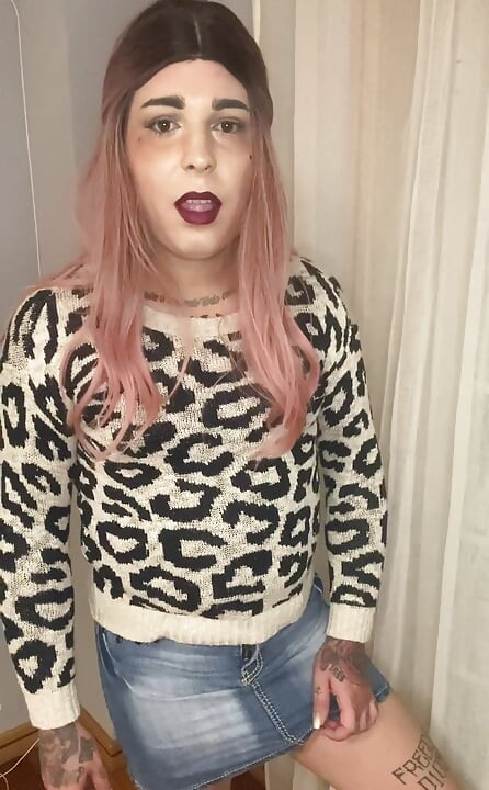 In a jacket with jaguar print and denim skirt, I particularly found myself sexy in this look, and did you like it?