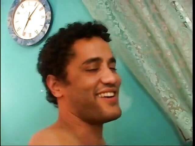 Hunk consigue un joven ébano chupa su herramienta y luego la folla en el sofá