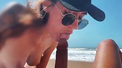 Adolescente chica en playa nudista salvaje se masturba, chupa polla, muestra las piernas en público al aire libre, mamada