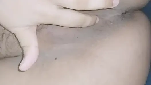Bekar kız kanepede mastürbasyon yapıyor