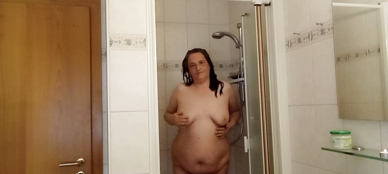 Wet & Naughty : Amateur BBW mature sous la douche