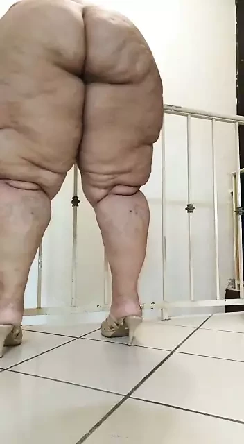 I'm still hot and my neighbor doesn't get tired of licking my pussy, it's delicious mmm for the yommi yommi.