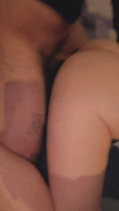 จากด้านหลังลึกและแข็ง