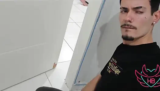 Aku pergi ke rumah temanku dan mergokin dia lagi berbuat nakal sama istrinya