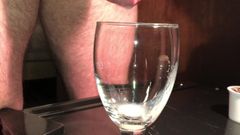 Tjock cumshot i ett glas