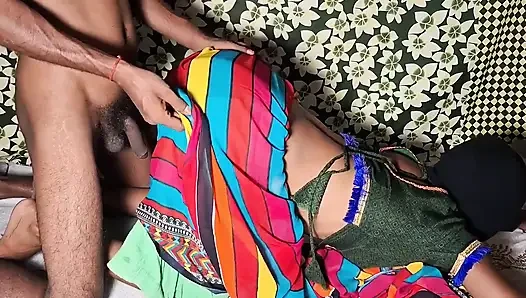 Tante seksi dengan kain sosis warna merah