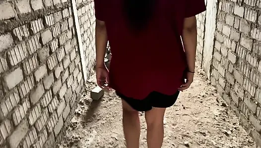 Sevimli kızla inşaat binasının altında açık havada seks, sıkı amcık seksi