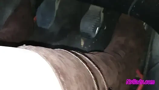 Nyllady управляет ее красным Punto в сапогах на высоких каблуках