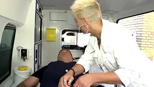 Cinta dewasa di ambulans