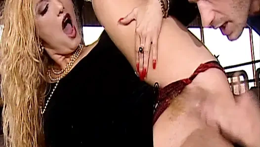 Alman orta yaşlı seksi kadın klasik retroda kalın yarakla sikiliyor