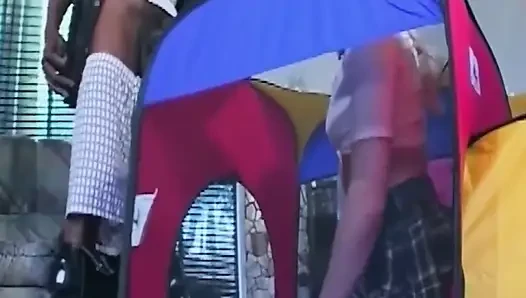 Olgun sarışın orta yaşlı seksi kadın büyük zenci yarağını oyun çadırında derine alıyor