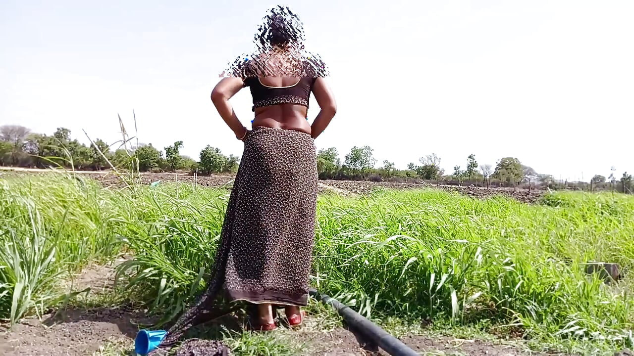 Kheton mein desi sauteli bahan Sadi utaar kar Naha Rahi Hai khula bathroom jungle mein bhabhi Naha rahi hai sasur ji ne deka outdoor Bahhroo