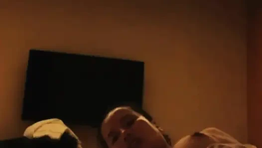 In einem raum in Florida masturbiert sie jeden tag und wartet darauf, dass sie ihr im chat eine nachricht senden